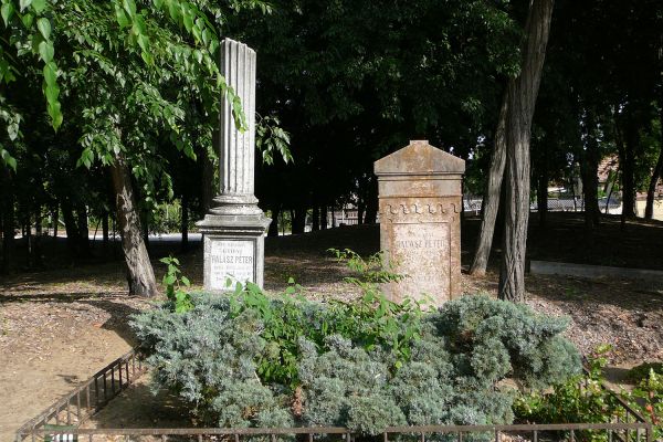 A Halász család síremlékei a gyóni köztemetőben