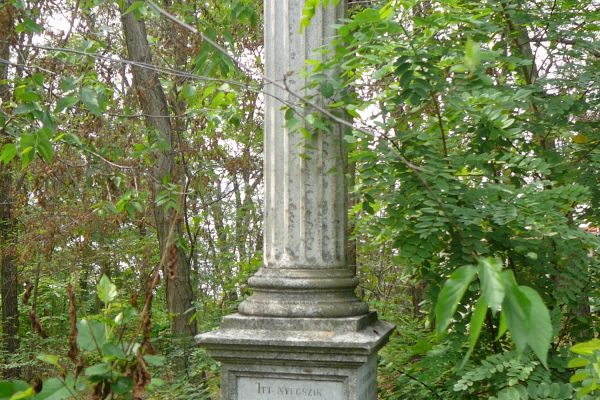 A Halász család síremlékei a gyóni köztemetőben