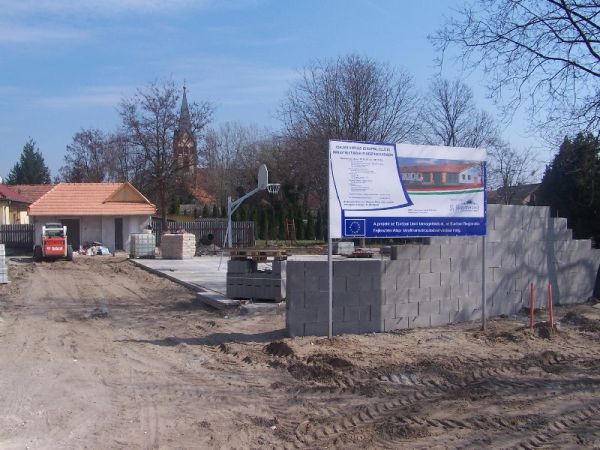 Kivitelezés közbeni kép - projekttábla