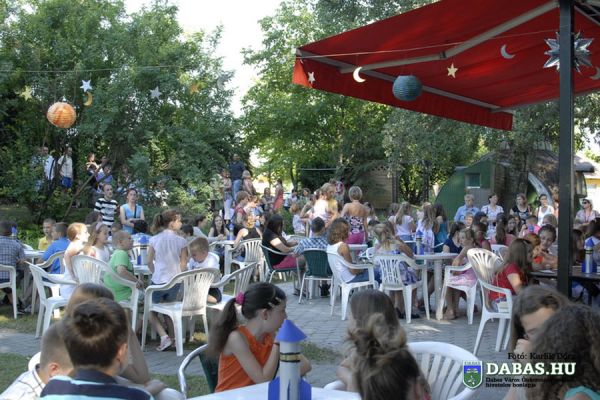 Palacsintaparti a Nautilus étterem kertjében