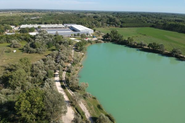 A tó és környéke