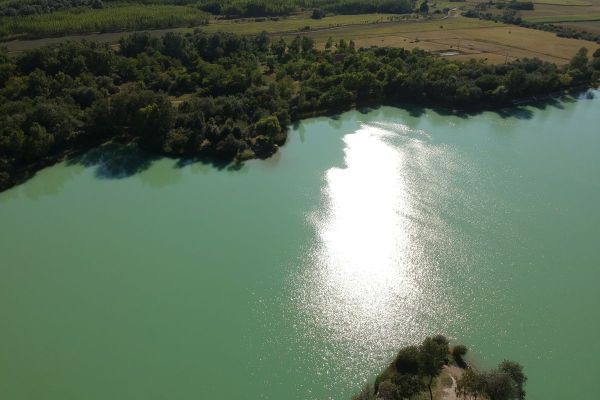 A tó és környéke