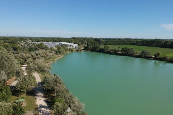 A tó és környéke