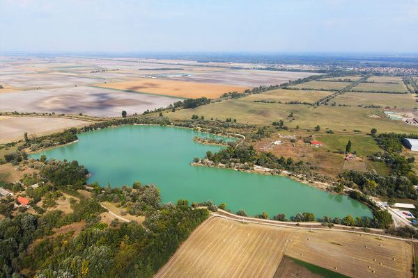 A tó és környéke