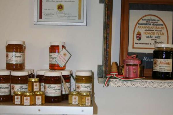 A Homoki Családi Méhészet Fajtamézei, méhészeti termékei