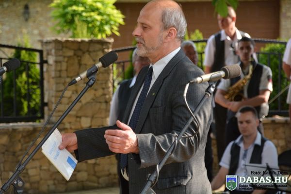 Trianoni megemlékezés a sári országzászlónál