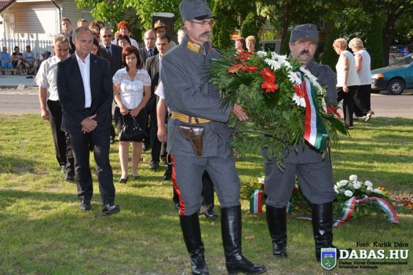 Trianoni megemlékezés a sári országzászlónál