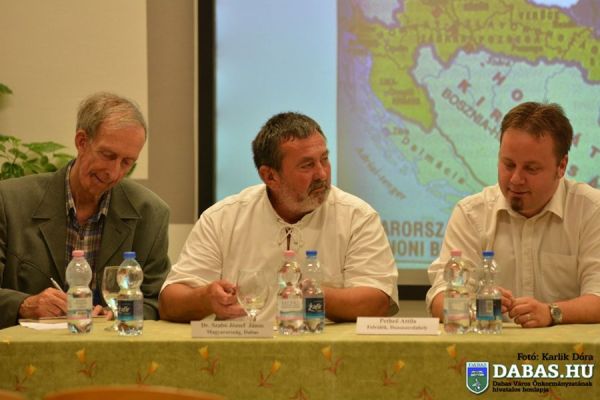 Trianoni megemlékezés a sári országzászlónál