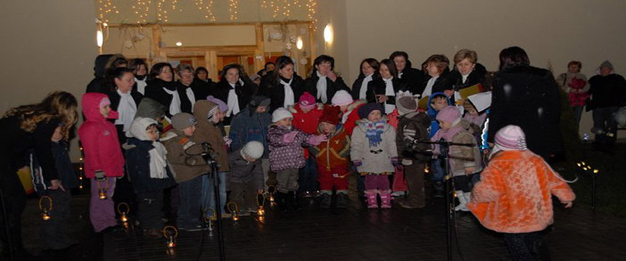 Adventi Est az új Bóbita Óvoda előtt 