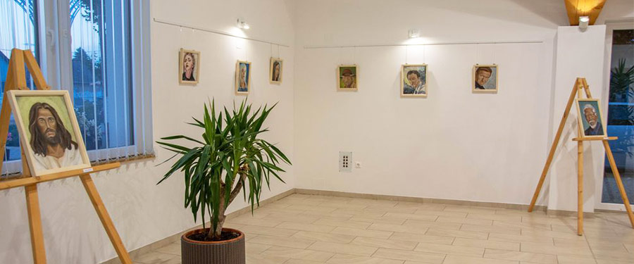 Surman Pál Tekintetek című festménykiállításának megnyitója