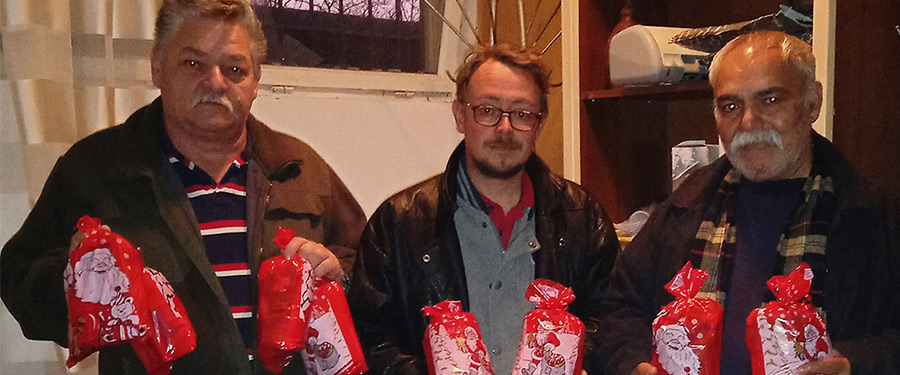 Mikulás-csomagot osztott a dabasi roma alapítvány