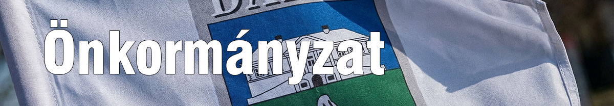 Önkormányzati oldalak képe, ami illusztráció  és egy Dabas Város zászlót mutat.